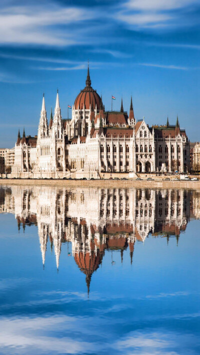 坐落在多瑙河畔的布达佩斯是欧洲著名的古城，有“多瑙河上的明珠”之美誉
