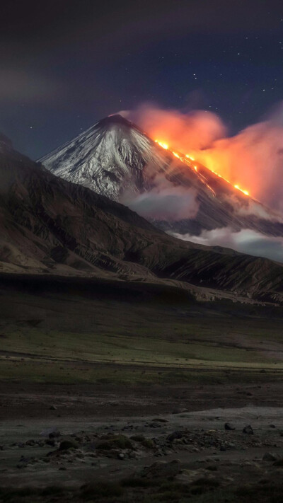 堪察加火山群是世界上最著名的火山区之一，位于俄罗斯远东地区的堪察加州