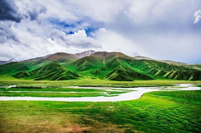 盛夏新疆巴音布鲁克草原，现在虽然已经没有如此动人的绿，但想必在秋天也会有别样的美 ​