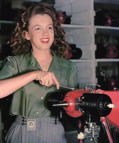 1944年，
18岁的诺玛·简·莫泰森，
还在工厂辛苦地赶工，
后来她成为一代女神，
改名“玛丽莲·梦露”。
