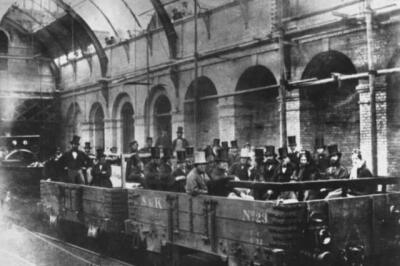 再来看看150年前，
世界最早的伦敦地铁，
车厢还是敞篷版，
知道你现在多幸福了吧？