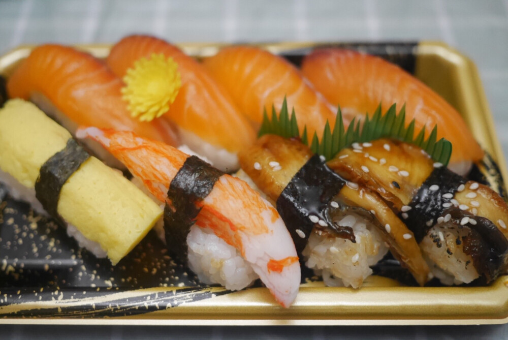 连续两天被大雨侵袭我感觉这个城市要淹掉了是不是该淘宝定个皮划艇？还好有超级物种的鱼腩安慰我 蟹棒的风头都被鱼腩盖过去了最后再用辣煮大花螺结尾个头全比大拇指粗 !! 宵夜就这样打发过去了所以那位在渡劫的上神明天可以放太阳公公粗来了么 我不想明天下楼就要冲浪