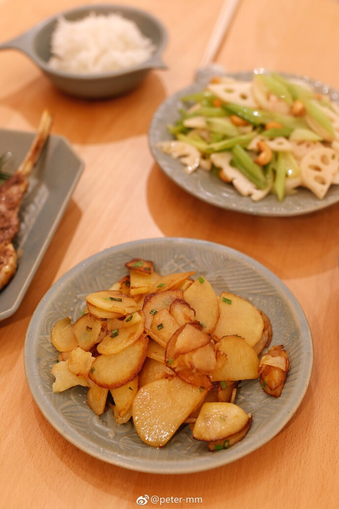 记美食，早餐三文鱼，煎蛋，牛油果，丝瓜蛋汤，土豆片，烤羊排，烤肉