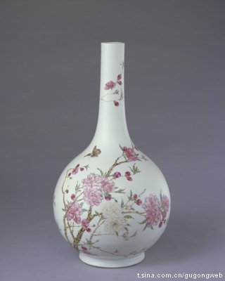 粉彩桃花纹直颈瓶，清雍正，高37.6cm，口径4.1cm，足径11.6cm。雍正粉彩瓷以白地彩绘为主，其胎体薄轻，釉面纯净，温润似玉，可充分衬托出粉彩之娇丽。有些盘、碗类小件器物玲珑剔透，若迎光透视，另一面的图案清晰…