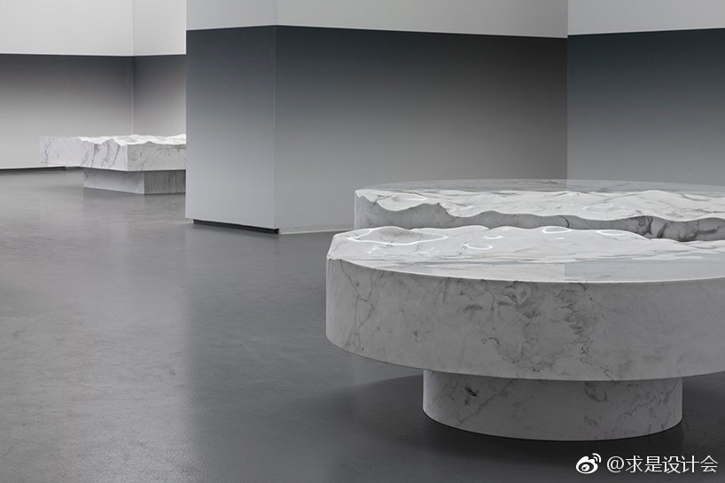 展览展出的名为“ocean memories（海洋记忆）”的全新系列是设计师知名作品“liquid marble（液态大理石）”系列的延续，为参观者带来被时间冻结的海洋的超现实视觉体验。#求是爱设计# ​