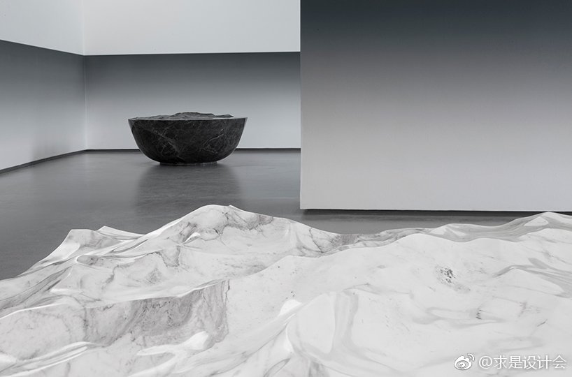 展览展出的名为“ocean memories（海洋记忆）”的全新系列是设计师知名作品“liquid marble（液态大理石）”系列的延续，为参观者带来被时间冻结的海洋的超现实视觉体验。#求是爱设计# ?