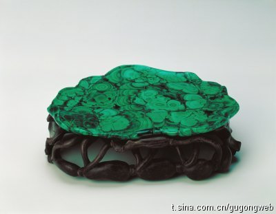 孔雀石盘：清，据《本草纲木》载：“石录生铜坑内，乃铜之祖气也，铜得紫阳之气而绿，绿久则成石，谓之石绿。”因其颜色和它特有的同心圆状的花纹犹如孔雀美丽的尾羽，故而得名，也因此尤为珍贵。