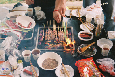 生活美食，汉堡，薯条，可乐，咖喱乌冬，黑椒牛柳，烧烤烤串，意大利通心粉，蓝莓吐司早餐，龙虾，鸡腿，肉串