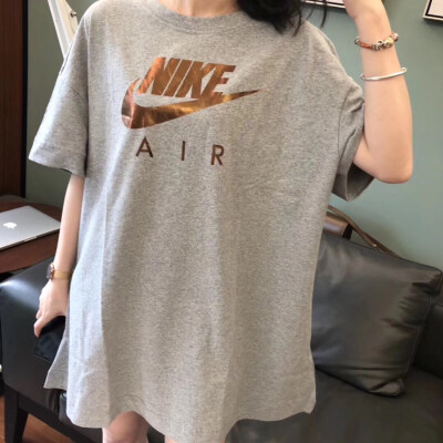 种草种草～原单NIKE，纯棉宽松款，不挑人，可配情侣。金色logo洋气，潮范，金属质感