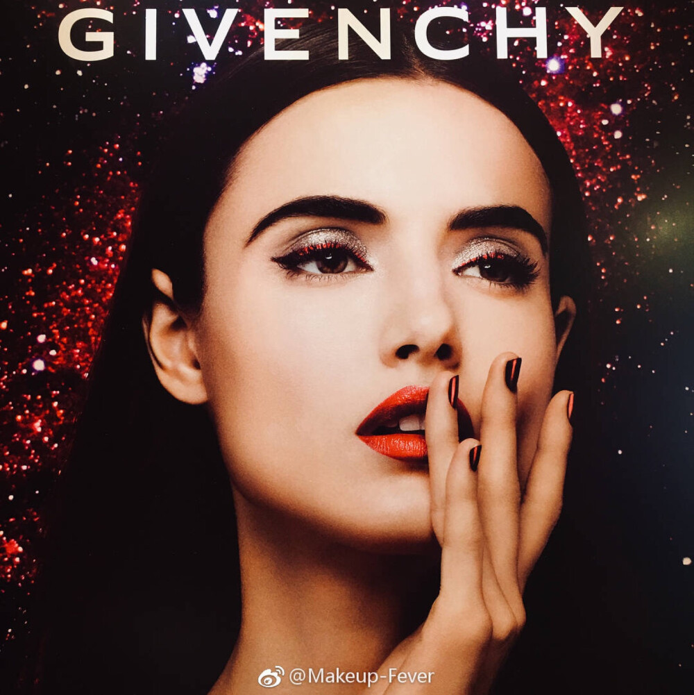 眼影 | Givenchy Midnight Skies 2018年秋季限定系列眼影盘。纯黑色皮质感包装设计超霸气，每个细节都非常精致。眼影盘配色大胆鬼马，以梦幻星云和深红色为主题。搭配细腻的珠光质地打造深邃闪烁星空感。将与同系列产品在8月3日发售。