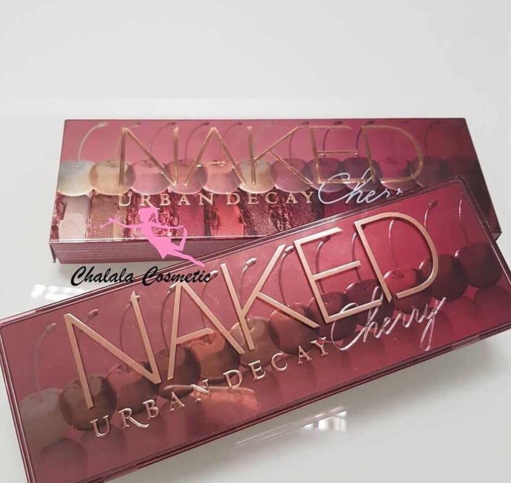 眼影 | URBAN DECAY Naked Cherry，衰败城市即将上市的Naked系列新盘，直白的以色调来命名，外壳上都是一排可爱的樱桃，十二色在盘中看起来都是似曾相识的樱桃紫红色系，和好些经典玫瑰盘也有点鬼打墙的意思，不过手臂试色还是有点香呢，几枚珠光色挺好看的，建议大家先观望莫冲动。