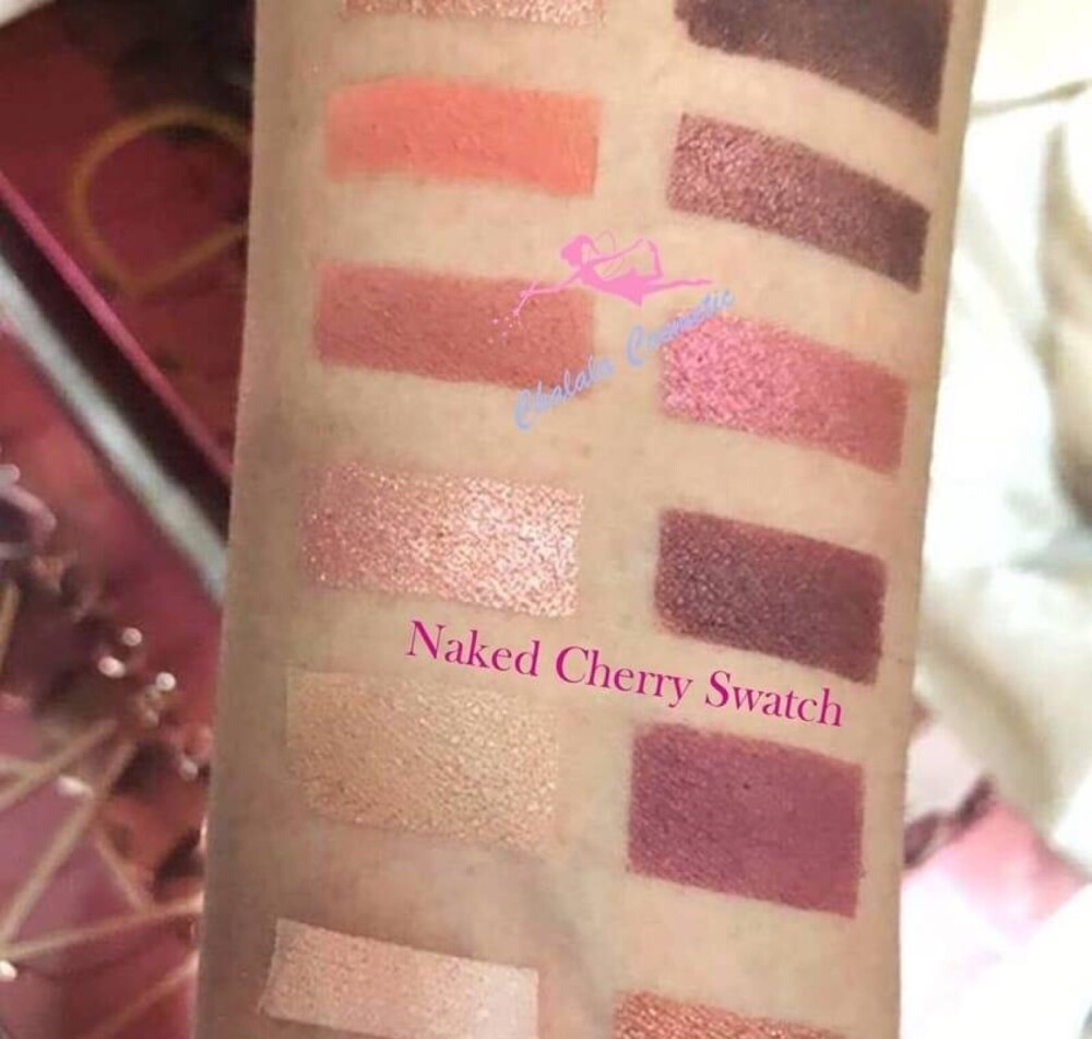 眼影 | URBAN DECAY Naked Cherry，衰败城市即将上市的Naked系列新盘，直白的以色调来命名，外壳上都是一排可爱的樱桃，十二色在盘中看起来都是似曾相识的樱桃紫红色系，和好些经典玫瑰盘也有点鬼打墙的意思，不过手臂试色还是有点香呢，几枚珠光色挺好看的，建议大家先观望莫冲动。