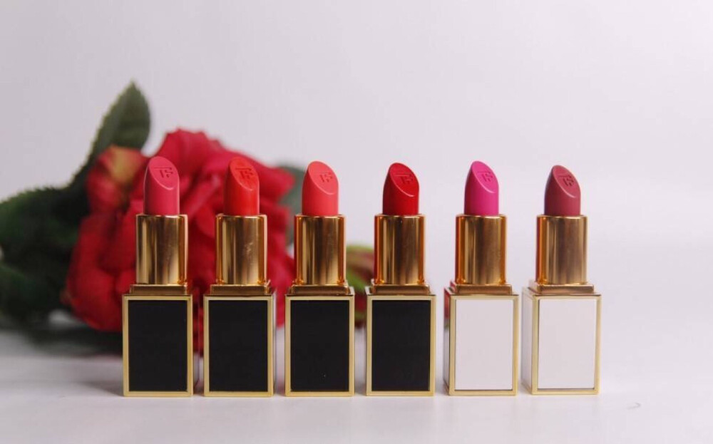 唇膏 | TOM FORD Lip Color 汤姆福特方管唇膏，2018年秋冬季新色号分享。依然是经典的黑白方管包装，外观真的是很高级，如果能改善掉漆状况的话就完美了。
六款秋冬主打色号推荐：
Lukas，漂亮的玫瑰粉，粉感比较重不太适合黄皮；
Jagger，鲜艳的番茄橙红色，最显白色，夏天用也很好看；
Kendrick，豆沙玫瑰色，唇色本身比较红的话涂上偏粉，很适合淡妆和暖皮；
Armie，车厘子樱桃红，厚涂气场强大又格外高级；
Imari，冷调玫紫色，比较考验肤色和妆容搭配；
Helena，六支中最特别的颜色，比豆沙粉和干燥玫瑰又多了一丝活泼和生机，好看又好搭。