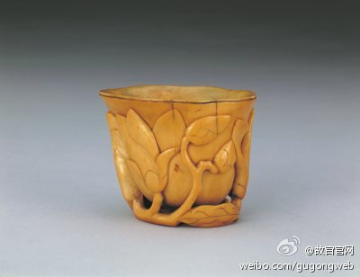 【牙雕玉兰花式杯】明晚期，高6cm，口径7.5－6cm。明清时期象牙雕刻高度发展，宫廷内专设牙雕作坊。此杯风格简洁而雕工细腻精湛，于清丽中显出富贵典雅之韵致。