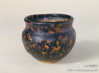 【吉州窑玳瑁釉罐】宋，高11cm，口径12cm，足径3.2cm。罐唇口，短颈，鼓腹，浅圈足。罐外壁施玳瑁釉，罐内及底部素胎无釉。