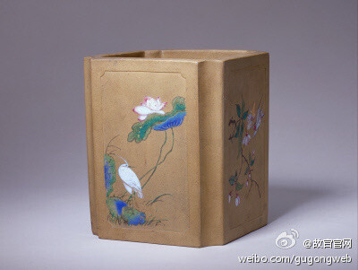 【宜兴窑紫砂彩绘花鸟纹委角笔筒】清乾隆，高13.5cm，口径12×12cm，足径11×11cm。浅黄色砂泥。外壁以白、粉、黄、绿等色设色，四面分别绘有：鹭鸶莲荷、飞燕桃花、喜鹊登梅、双蜂戏菊。以紫砂胎施以粉彩的做法在清乾隆时期大量出现。