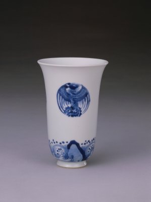 【仿成化款青花团凤杯】清康熙，口径9cm，足径3.9cm，高13cm。此杯为清康熙时仿成化款瓷器的精品，胎质细腻，纹饰构图疏密有致，青花淡雅清幽，极富装饰性。