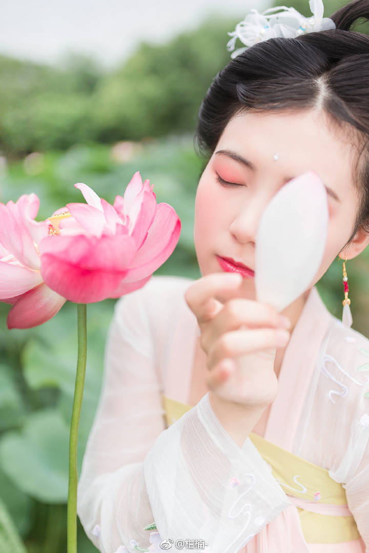 ［雨荷］
着雨荷花红半敛／消得盈盈绿扇
出镜：@蔡二曼
摄影｜后期｜妆造：@柑楠- 