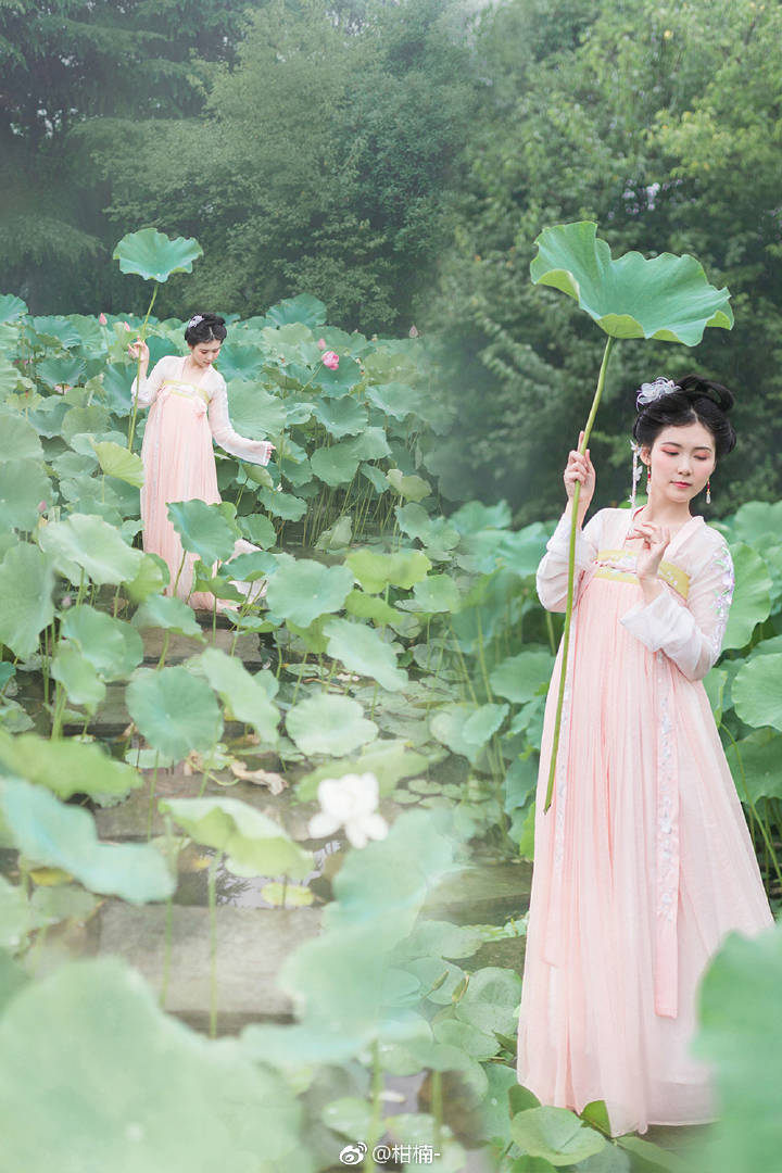 ［雨荷］
着雨荷花红半敛／消得盈盈绿扇
出镜：@蔡二曼
摄影｜后期｜妆造：@柑楠- 