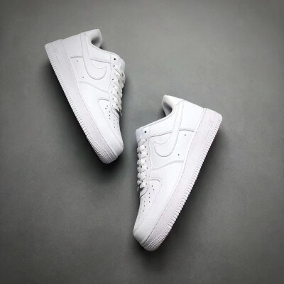 全白空军一号 Nike Air Force 1
内置真solo气垫 皮料细节鞋型均无可挑剔