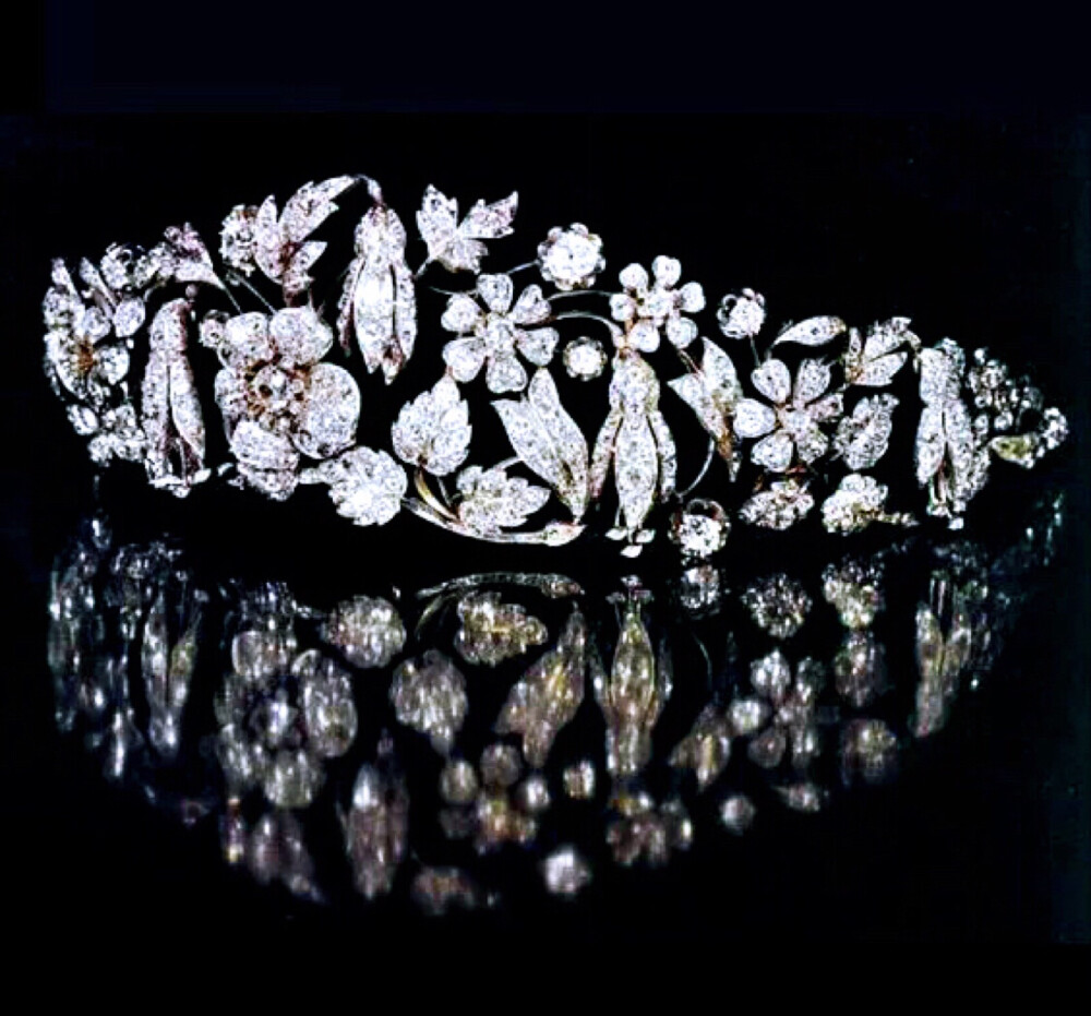 1845年代的一顶花卉型钻石王冠，由茜茜公主御用的奥地利珠宝商AEKöchert出品，细密镶嵌的钻石配以花叶、蔓藤，辉映缠绕，精致秀美。