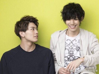 刀乱舞台剧演员
东酱（咪总）和健人（姥爷）
哎呀两个人真是可爱啊！