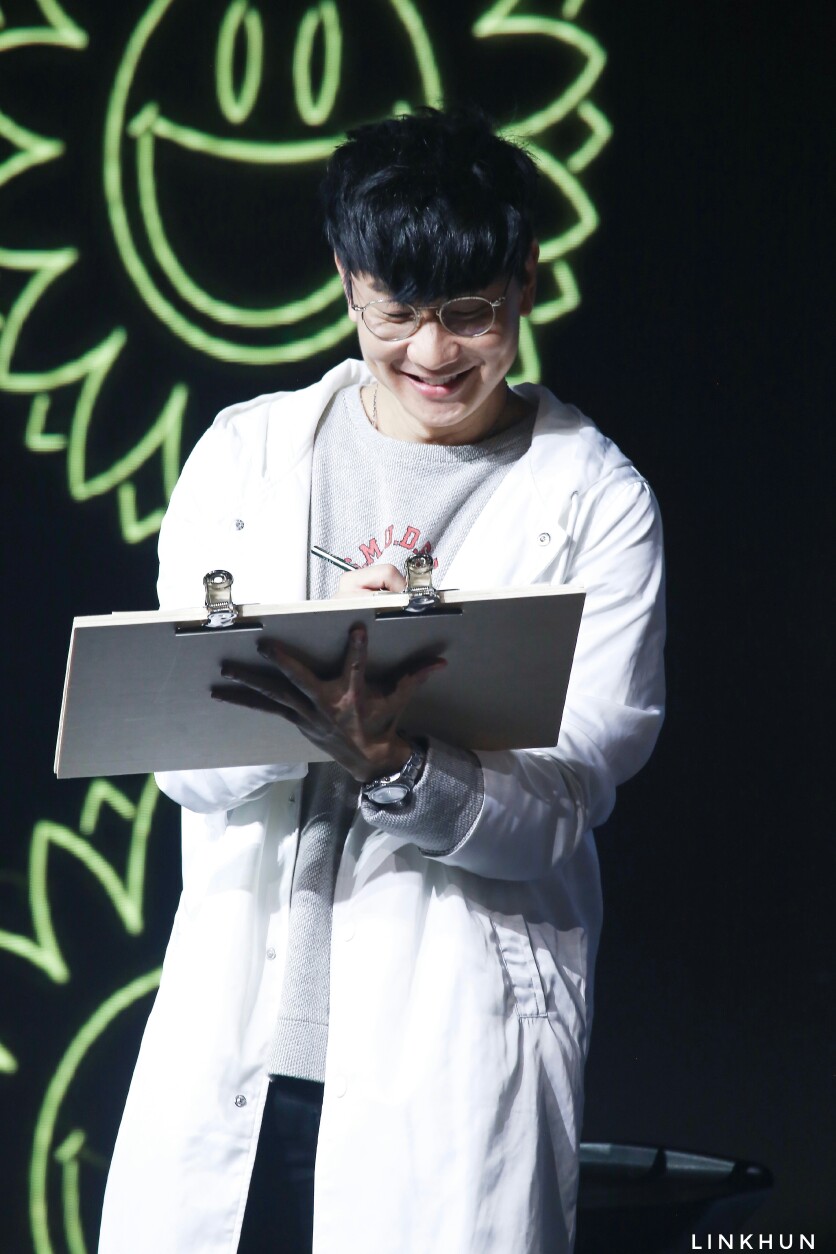 9/1 YOHOOD访谈 JJ Lin对话Ron English
白色外套太好看了吧啊啊啊