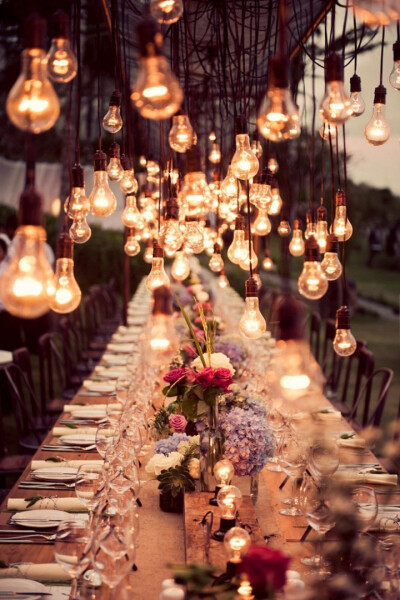 用常见的灯泡装饰的户外浪漫晚宴-婚礼素材收集者-汇聚婚礼相关的一切 #采集大赛#