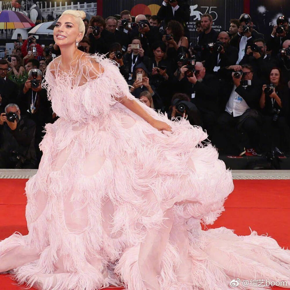 Lady Gaga身着Valentino 2018秋冬高定系列粉红色礼服出席主演的电影《A Star Is Born》威尼斯电影节首映礼！演员Gaga这套礼服秀场上由model#model# 长腿妹妹Kaia Gerber演绎 ​​​