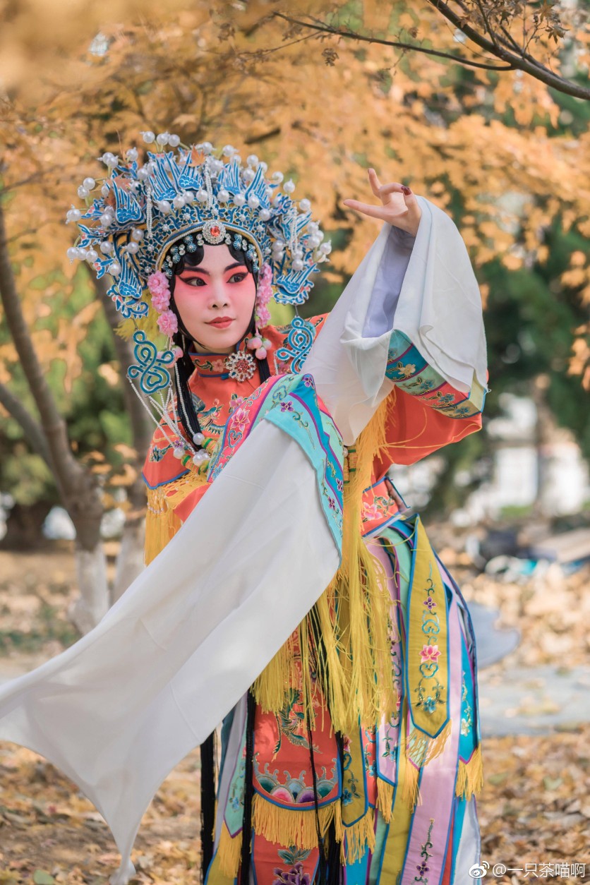 ￼青岛约拍 ￼夏弃疾的女人绝不认输
【国粹】
出境：@灰色原是哀伤的天使
摄影：@一只茶喵啊
妆造：校京剧团老老团长
