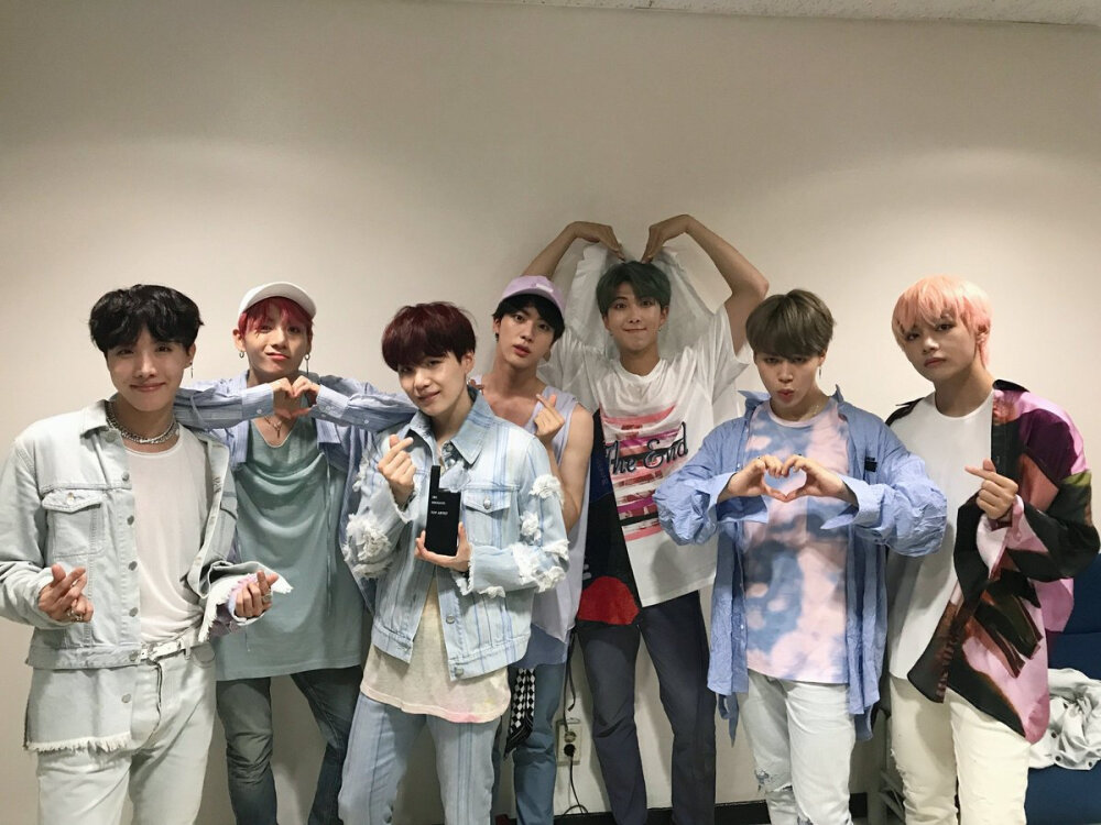 BTS 防弹少年团 20180902 “多亏热情地应援的阿米才能幸福地完成了短暂但丰盛的#IDOL活动#I’m in love with myself.It’s okay,我这一刻很幸福#爱心少年团#真棒”