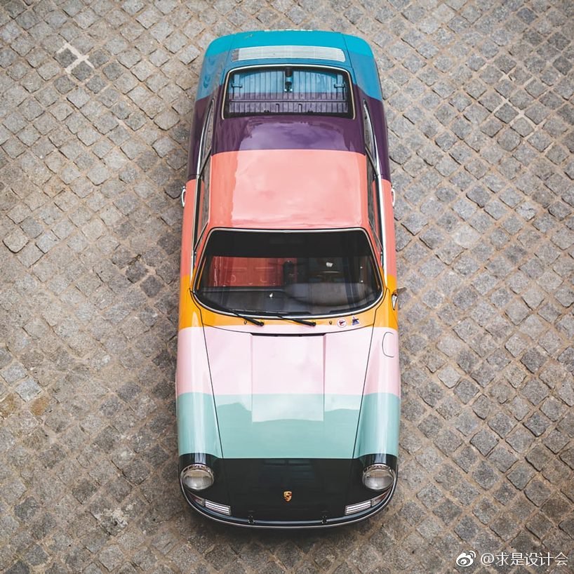 一辆 1965 年版的保时捷 911 跑车被赋予了英国品牌 paul smith 最具代表性的彩条外观。这辆经典跑车在周末参加了复古跑车活动 le mans classic 后首次公开了它全新大胆的多彩外观。#求是爱设计# ​