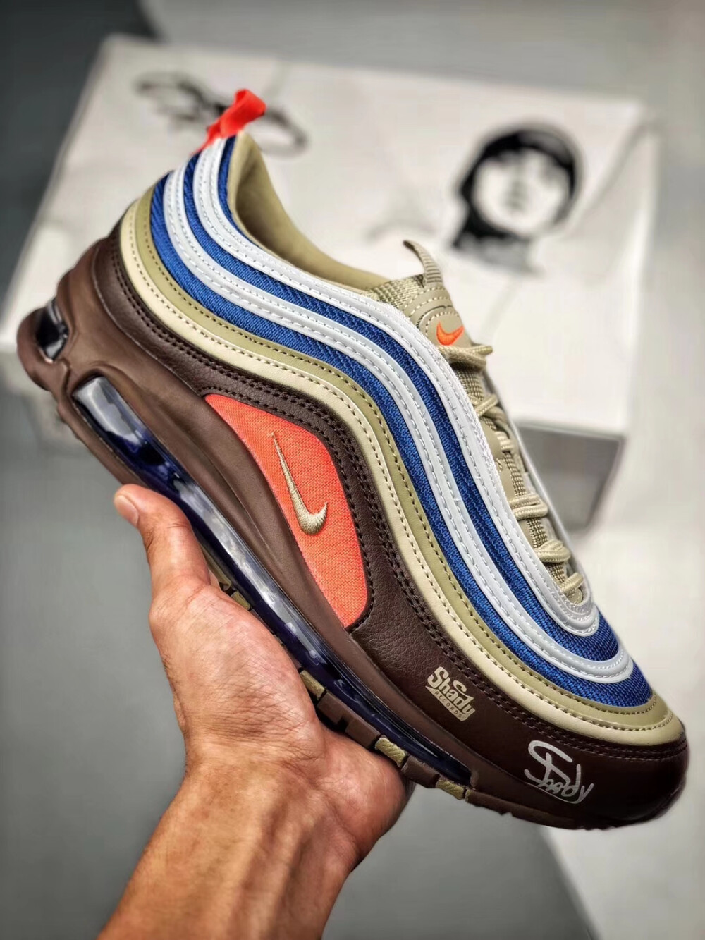 Eminem X Air Max 97 #EM联名版
海外instagram已上热搜！
Eminem曾与Nike、Jordan Brand推出几款联名火爆全球
再次推出Eminem x Air max 97 鞋身上印有Eminem音乐厂牌 Shady Records的logo，Peace & Love 签名
Air Max 抨击 Eminem 的新颖碰撞。为你的Air max 97情节增添选择！