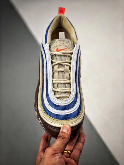 Eminem X Air Max 97 #EM联名版
海外instagram已上热搜！
Eminem曾与Nike、Jordan Brand推出几款联名火爆全球
再次推出Eminem x Air max 97 鞋身上印有Eminem音乐厂牌 Shady Records的logo，Peace & Love 签名
Air …