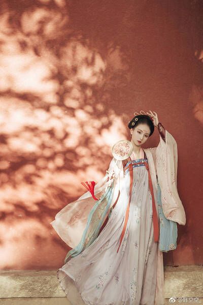 云想衣裳花想容。