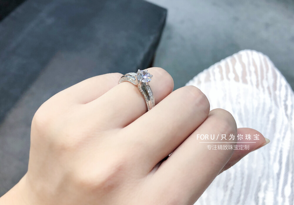 RINGFORYOU只为你珠宝
2分钟前 来自 微博 weibo.com
女人爱钻石是一个永恒不变的定理。
但也只有女人，才能把钻石的浪漫尽情演绎。
切工精细的圆形主钻采用六爪镶嵌，
​戒托三面立体镶钻，
让各个角度璀璨完美呈现。
整体直线型设计不会显得拖泥带水，
佩戴起来更加奢华大气，优雅非凡。
#只为你珠宝# #钻戒定制# ​​​​