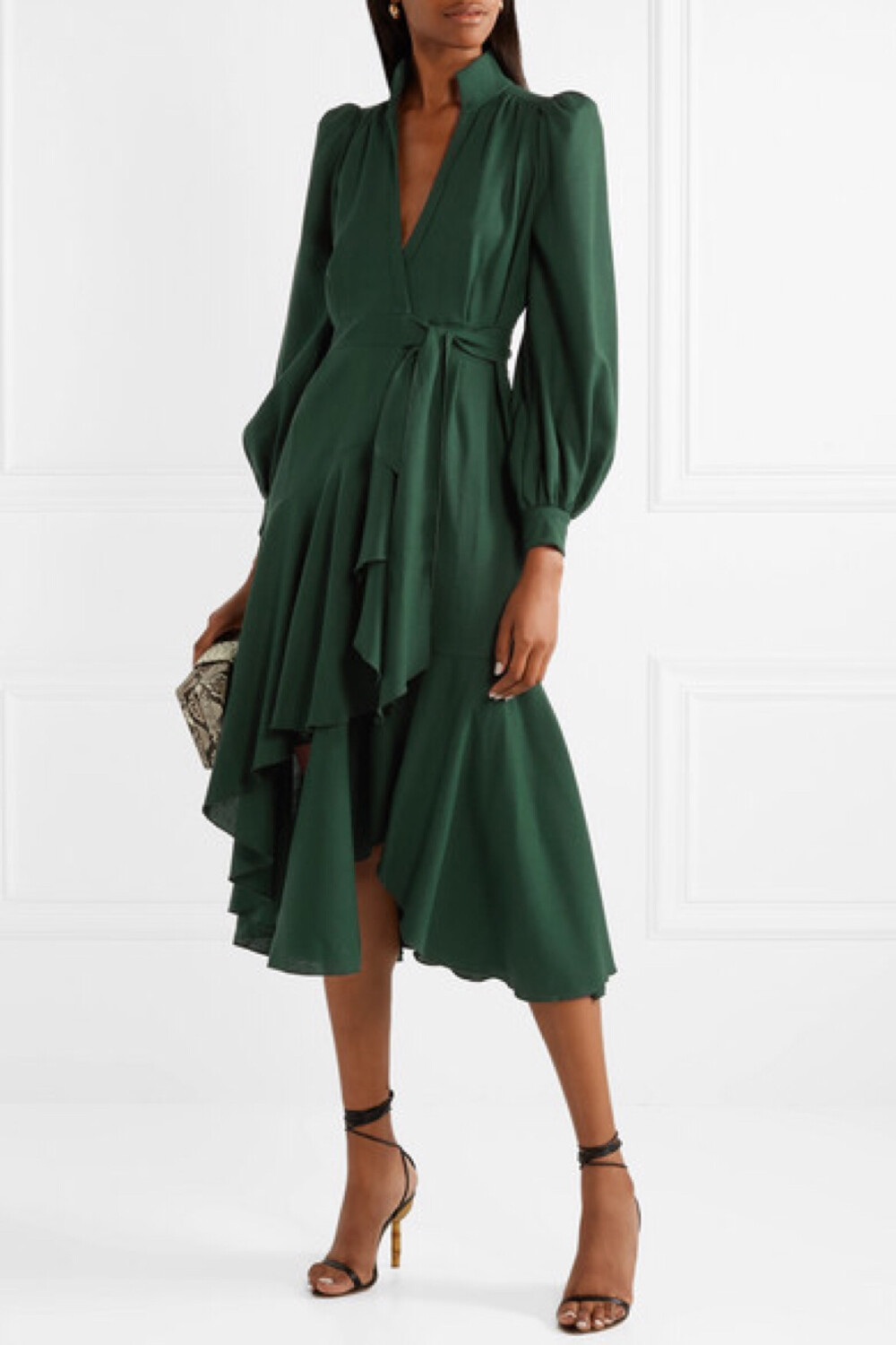 Anna Mason 穿着自制衣裳出门，常被街上的女生拦下来询问衣服出自何处，于是便萌生了创立自家品牌的想法。这款 “Stella” 裹身连衣裙裁自祖母绿色羊毛绉纱，泡泡衣袖浪漫柔美，立体感十足的袖口则配有透明水晶纽扣，为单品再添精致气息。