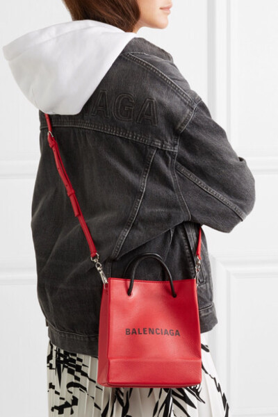 Balenciaga 的 “XXS AJ” 手提包，与品牌创意总监 Demna Gvasalia 两年前推出、流行至今的 “Bazar” 包一脉相承，定必成为大热单品。这一迷你版本以红色纹理皮革打造，包身印有品牌名称的粗体字样。不妨将它提于手…