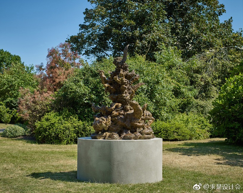 从 2018 年 7 月到 10 月，2018 frieze sculpture 雕塑节将在伦敦摄政公园举办，届时将会有 25 个当代雕塑进行展览，包括 john baldessari, laura ford 和 richard woods 等人的作品。#求是爱设计# ​