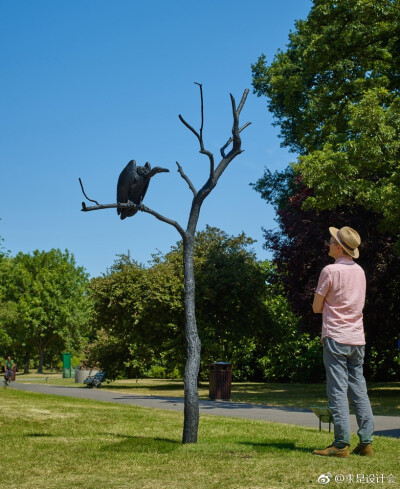 从 2018 年 7 月到 10 月，2018 frieze sculpture 雕塑节将在伦敦摄政公园举办，届时将会有 25 个当代雕塑进行展览，包括 john baldessari, laura ford 和 richard woods 等人的作品。#求是爱设计# ​