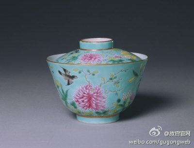 【绿地粉彩花鸟纹盖碗】清光绪，通高8.8cm，口径11cm，足径4.4cm。此碗是在翠绿色地上用紫、黄、草绿、深绿色描绘花纹，十分别致。图案与光绪元年（1875年）和二年（1876年）生产的大雅斋款瓷器图案风格相近，或为同…