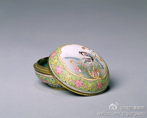 画珐琅花鸟纹印色盒，清乾隆，高2.5cm，口径4.8cm，足径2.6cm。清宫旧藏。盖面作八瓣形开光，其内彩绘花鸟图，一枝蔷薇花朵簇生枝头，两只绶带鸟站立其上，顾盼对鸣。 ​​​​