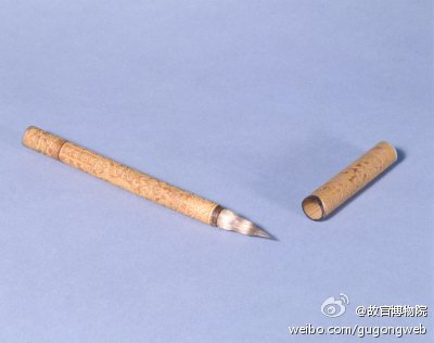 竹雕云龙管貂毫笔，管长9.1cm，直径1.8cm，帽长6.3 cm。笔竹制，有帽。笔管雕留青双龙戏珠纹，中部镌刻阳文隶书“文林便用”四字，顶端镶嵌螺钿口圈，顶下长方格内刻阴文填蓝楷书“万历年制”四字款。笔锋为貂毫葫芦式。