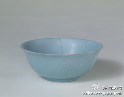 汝窑天青釉碗，宋，高6.7cm，口径17.1cm，足径7.7cm。碗撇口，深弧腹，圈足微外撇。胎体轻薄。通体满釉，呈淡天青色，莹润纯净，釉面开细小纹片。这件汝窑碗造型规整，胎质细腻，釉色如湖水映出的青天，堪称精美的稀…