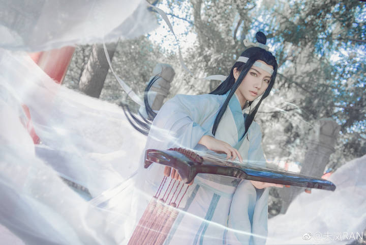 #魔道祖师动画##蓝忘机#
「蓝湛蓝湛！来喝酒！」
蓝忘机一怔，回望，哪有什么魏无羡。
他已经死了。
问灵十三载。
只为寻一人。
人未见。
心不死。
蓝忘机：未岚【微博id未岚RAN】
服装来自uwowo@uwowo_优加互娱
Phx：地球人@克劳德史克莱夫_CN地球人
后期：真木@真木Alter k魂 @阿魂不是天然呆
Staff感谢：时雨不迟@-時雨不迟- 和我老妈。
