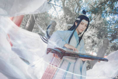 #魔道祖师动画##蓝忘机#
「蓝湛蓝湛！来喝酒！」
蓝忘机一怔，回望，哪有什么魏无羡。
他已经死了。
问灵十三载。
只为寻一人。
人未见。
心不死。
蓝忘机：未岚【微博id未岚RAN】
服装来自uwowo@uwowo_优加互娱 …