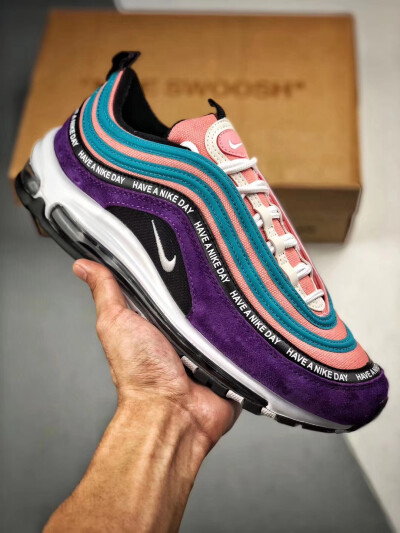 Air max97 “Have A Nike Day ”
首款采用麂皮面 全新设计灵感 贯穿“Have A Nike Day” 标语！ 