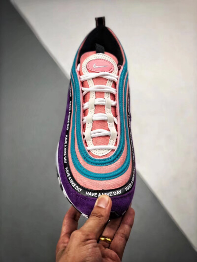 Air max97 “Have A Nike Day ”
首款采用麂皮面 全新设计灵感 贯穿“Have A Nike Day” 标语！ 