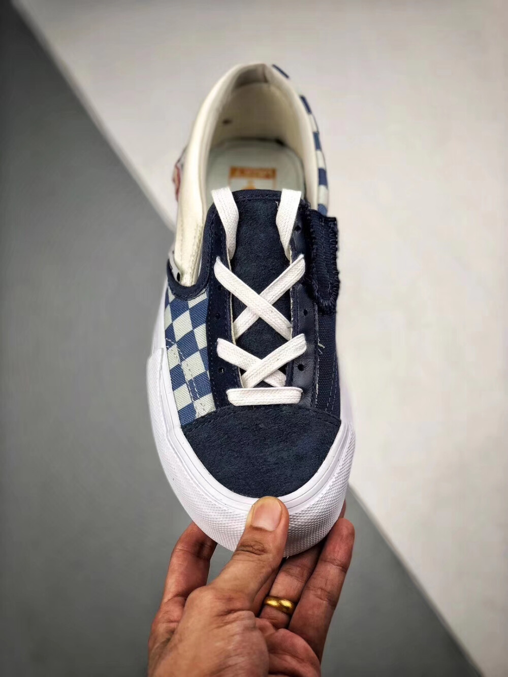 原装硫化 “结构主义风” Vans 万斯全新系列产品 Slip-On Cap LX DR 硫化低帮休闲滑板鞋
原盒真标半码 硫化拼接大底 原纸板中底