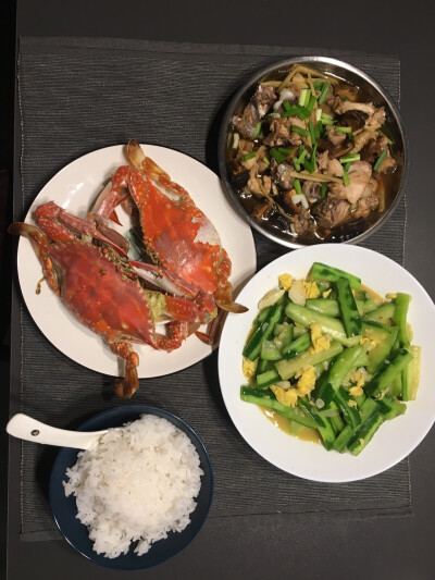 20180824 过个鬼节还吃的那么丰盛 一个大桃子+香菇蒸鸡+丝瓜滑蛋+用两块姜跟物业姐姐换的螃蟹！